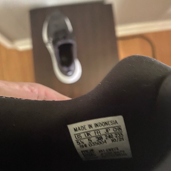 Boys Adidas size 5 excellent condition black and white - Picture 5 of 5